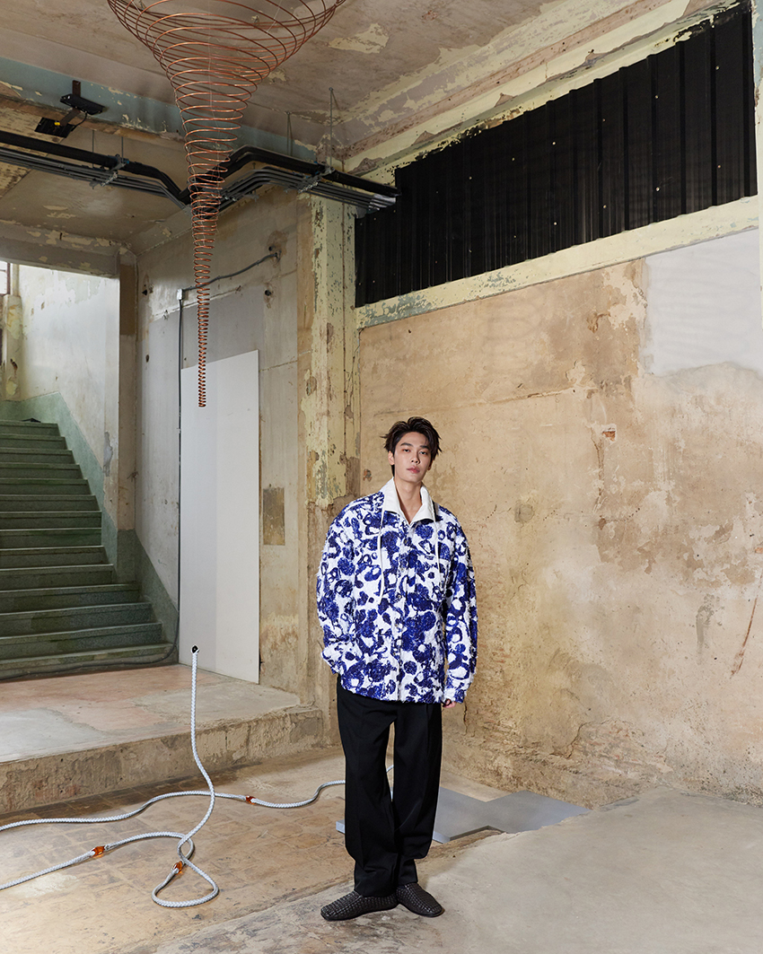 ภาพผลงานศิลปะจัดแสดงในนิทรรศการ Weaving Matter and Memory ของ Bottega Veneta ที่ Bangkok Kunsthalle 2