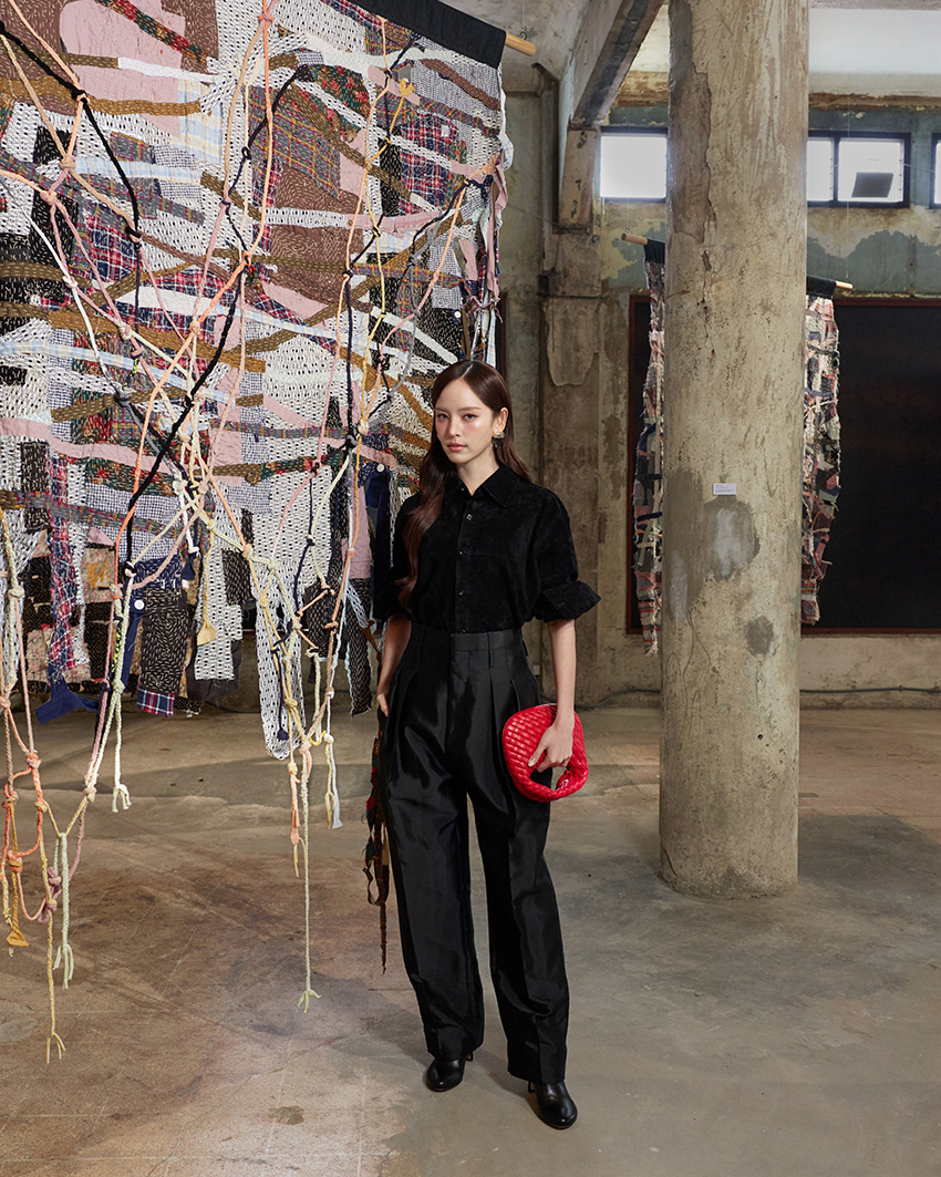 ภาพผลงานศิลปะจัดแสดงในนิทรรศการ Weaving Matter and Memory ของ Bottega Veneta ที่ Bangkok Kunsthalle 4