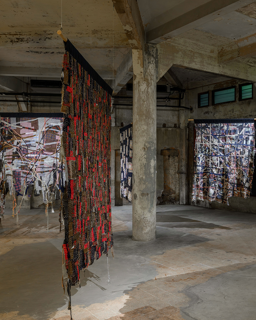 ภาพผลงานศิลปะจัดแสดงในนิทรรศการ Weaving Matter and Memory ของ Bottega Veneta ที่ Bangkok Kunsthalle 7