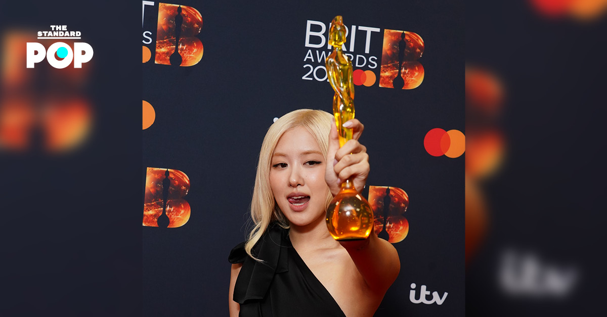 โรเซ่ถือรางวัล International Song of the Year จากเพลง APT.