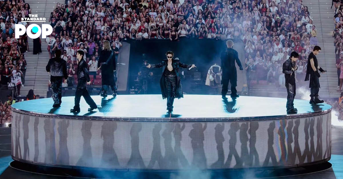 ภาพวง BTS กำลังแสดงคอนเสิร์ต ARIRANG World Tour บนเวทีในกรุงมาดริด ประเทศสเปน