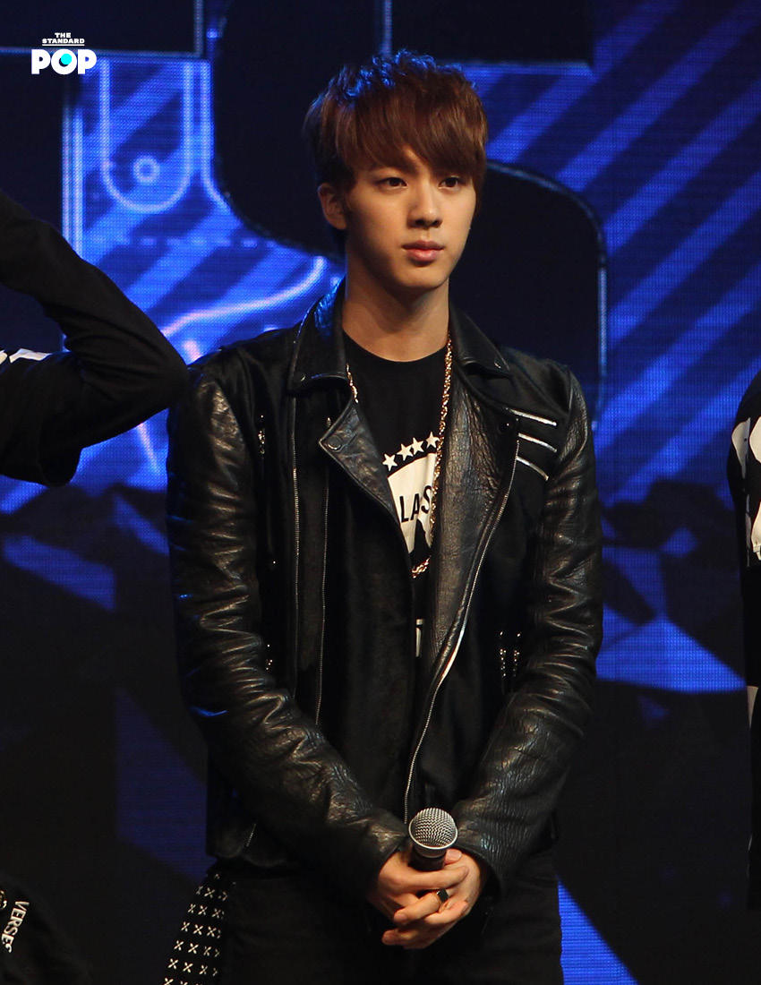 สมาชิกวง BTS โพสท่าถ่ายภาพในงาน Debut Showcase ที่ Ilchi Art Hall 1