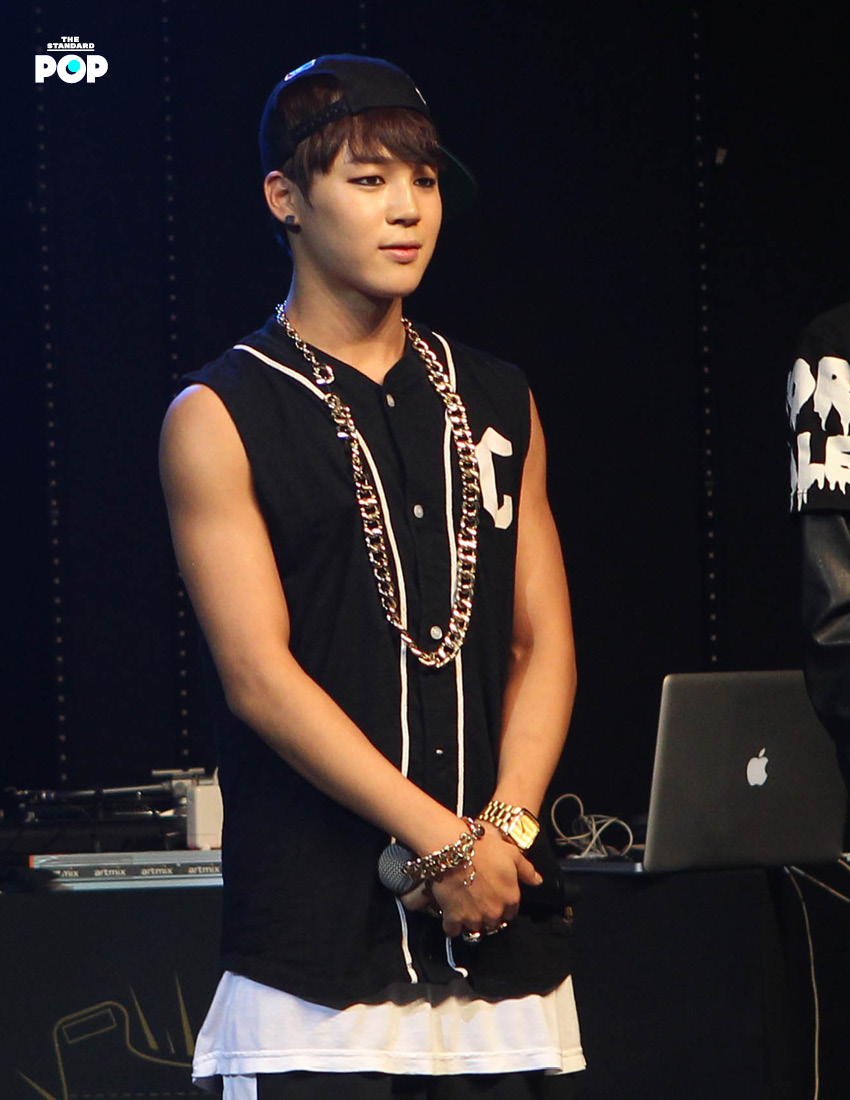 สมาชิกวง BTS โพสท่าถ่ายภาพในงาน Debut Showcase ที่ Ilchi Art Hall 3