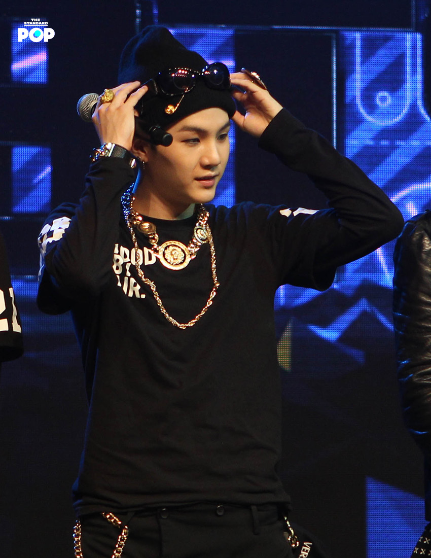 สมาชิกวง BTS โพสท่าถ่ายภาพในงาน Debut Showcase ที่ Ilchi Art Hall 4