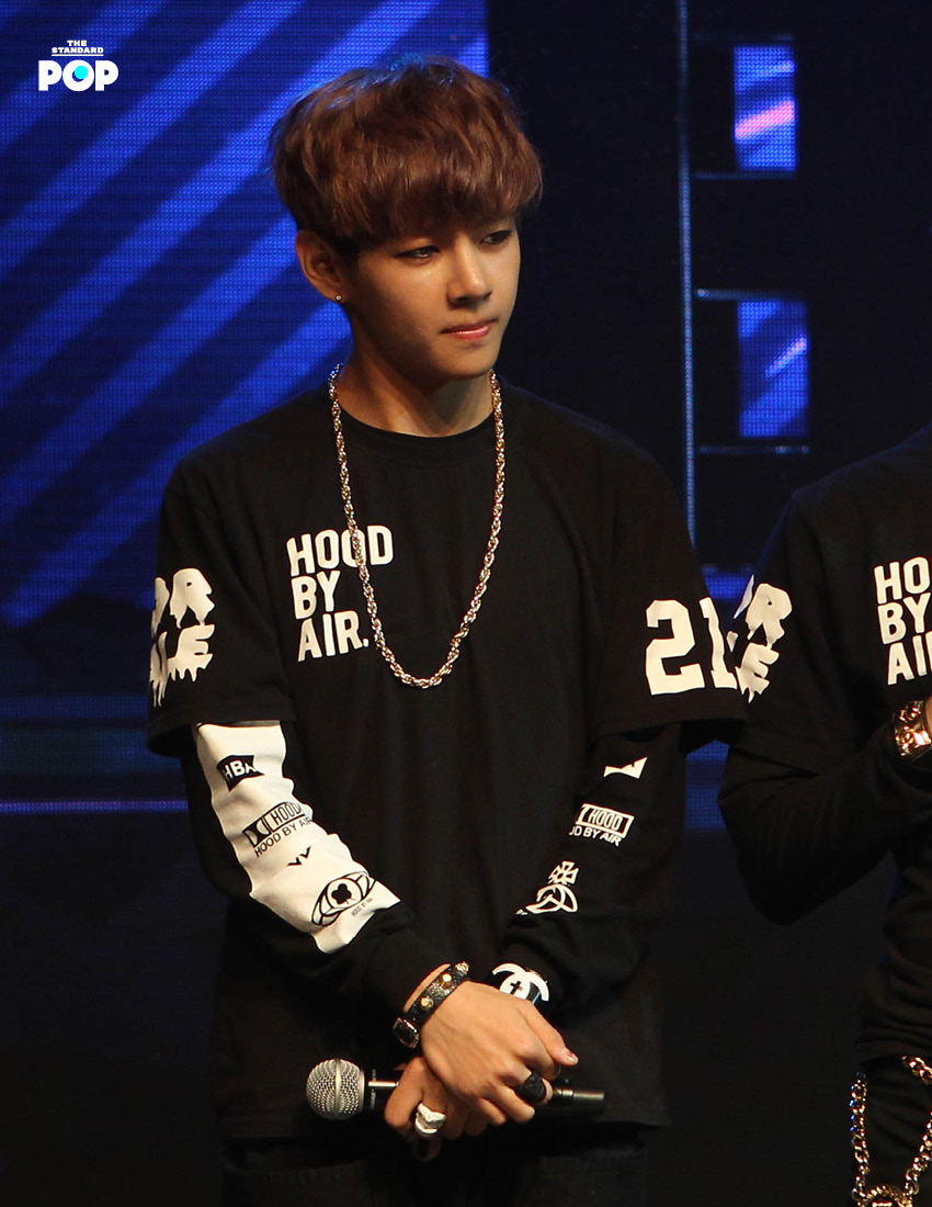 สมาชิกวง BTS โพสท่าถ่ายภาพในงาน Debut Showcase ที่ Ilchi Art Hall 6
