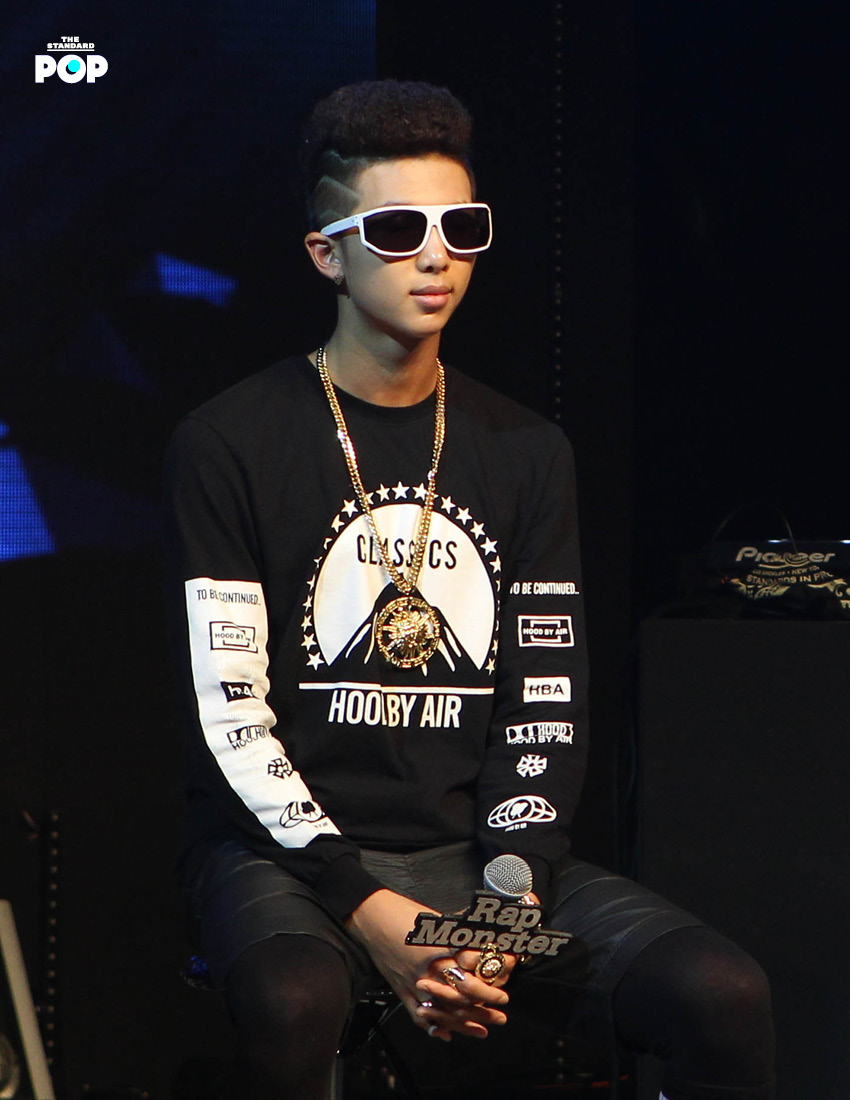สมาชิกวง BTS โพสท่าถ่ายภาพในงาน Debut Showcase ที่ Ilchi Art Hall 7