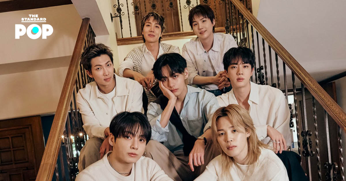 ภาพสมาชิกวง BTS ทั้ง 7 คนในชุดลำลองสบายๆ ถ่ายภาพครอบครัวกลางสนามหญ้าและในบ้านเพื่อฉลองงาน Festa