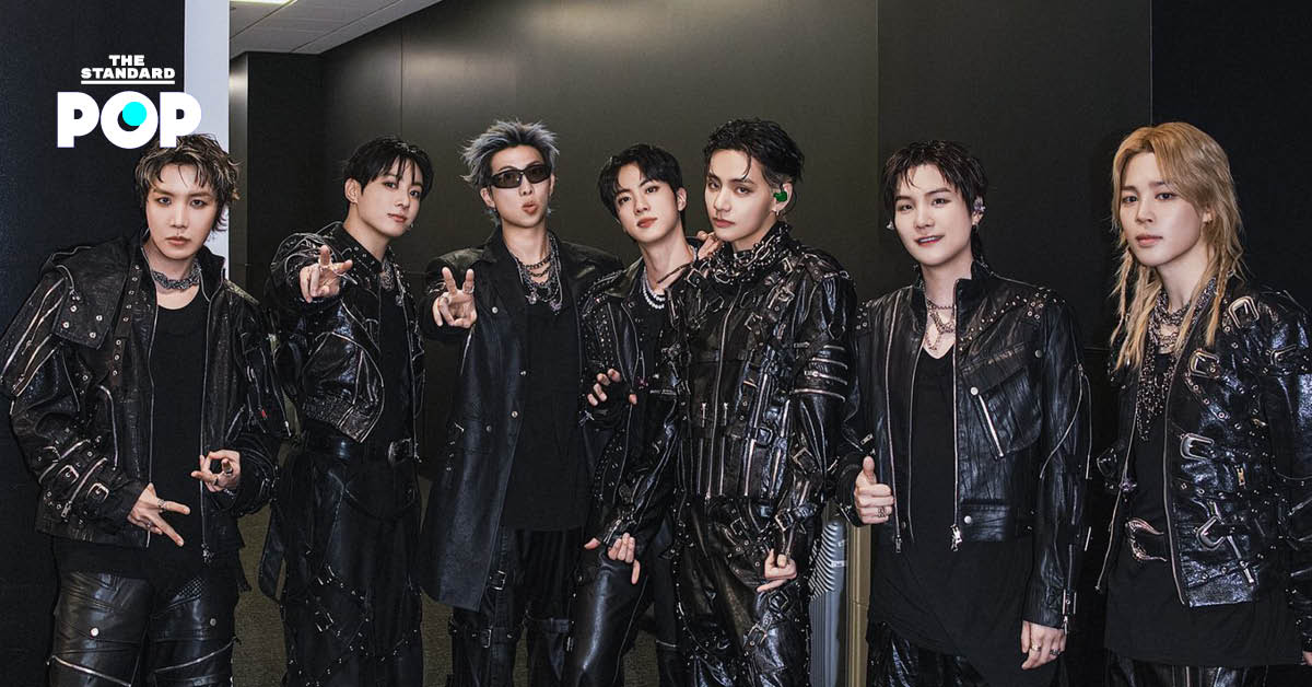 ภาพวง BTS กำลังแสดงคอนเสิร์ตบนเวที