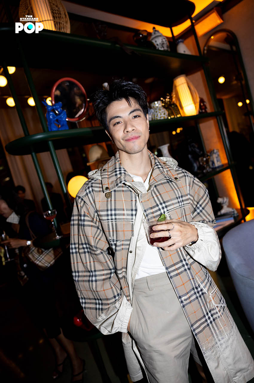 ภาพบรรยากาศโรงแรม The Standard, Bangkok Mahanakhon ที่ได้รับการตกแต่งในสไตล์ Burberry ด้วยลายตาราง The Burberry Check และโทนสีเหลืองสดใส 16