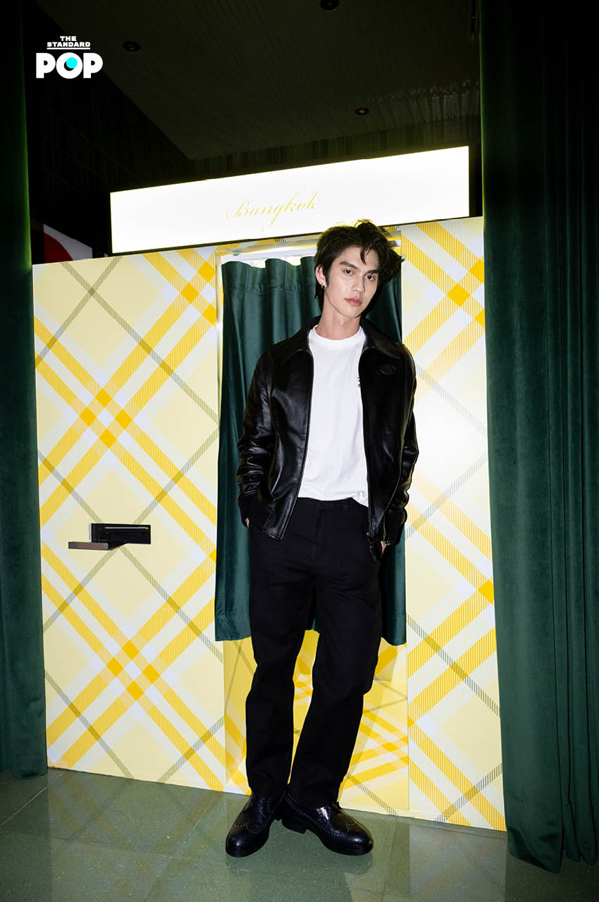 ภาพบรรยากาศโรงแรม The Standard, Bangkok Mahanakhon ที่ได้รับการตกแต่งในสไตล์ Burberry ด้วยลายตาราง The Burberry Check และโทนสีเหลืองสดใส 3