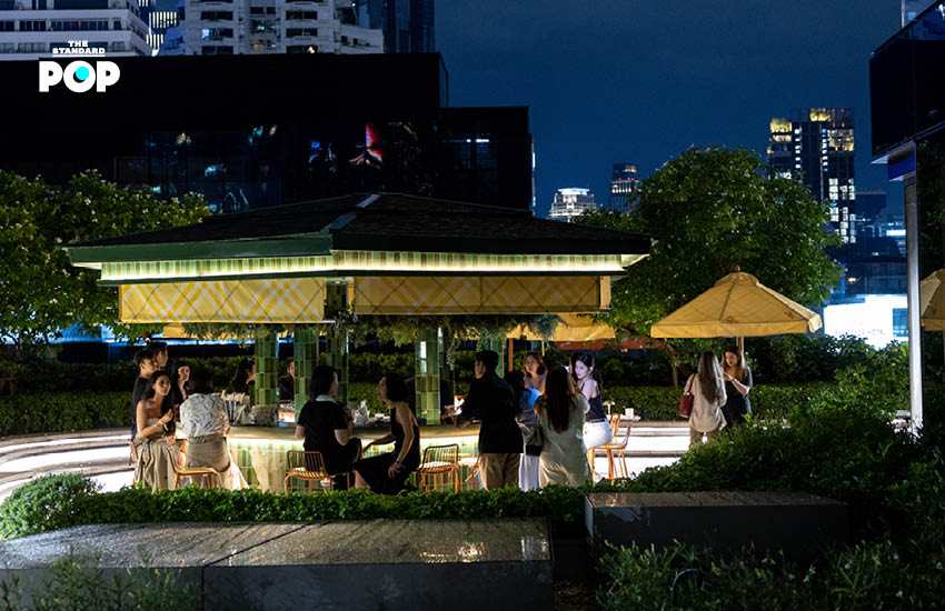 ภาพบรรยากาศโรงแรม The Standard, Bangkok Mahanakhon ที่ได้รับการตกแต่งในสไตล์ Burberry ด้วยลายตาราง The Burberry Check และโทนสีเหลืองสดใส 5