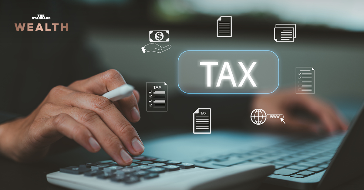 ภาพกราฟิกแสดงชายกำลังถือแท็บเล็ตที่มีข้อความ e-Tax และข้อความ ครม. ขยายเวลา 3 มาตรการภาษี