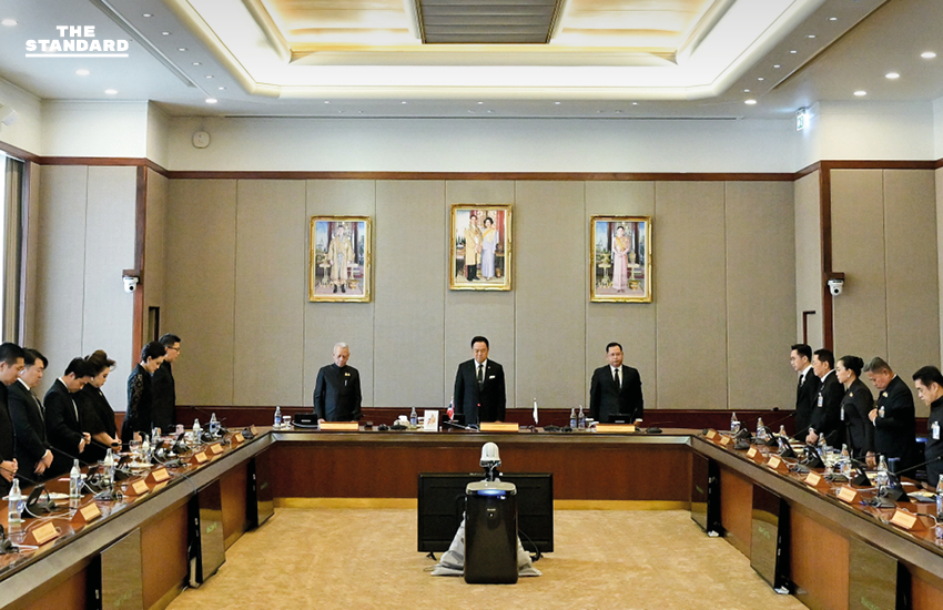 คณะรัฐมนตรีแต่งกายไว้ทุกข์ยืนสงบนิ่งถวายความอาลัย 1