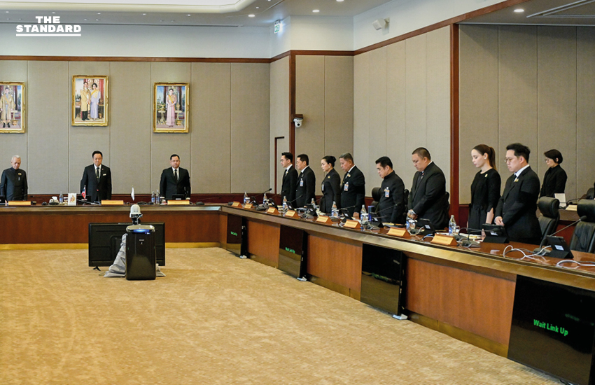 คณะรัฐมนตรีแต่งกายไว้ทุกข์ยืนสงบนิ่งถวายความอาลัย 4