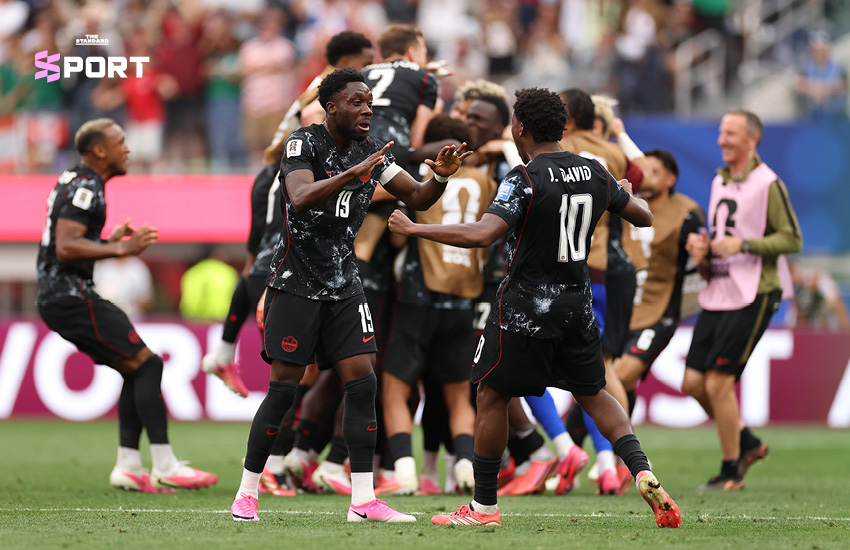 ภาพนักฟุตบอลทีมชาติแคนาดากำลังเฉลิมฉลองชัยชนะหลังผ่านเข้ารอบ 16 ทีมสุดท้ายฟุตบอลโลก 3