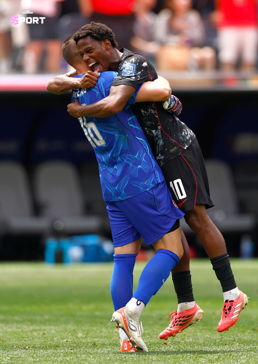 ภาพนักฟุตบอลทีมชาติแคนาดากำลังเฉลิมฉลองชัยชนะหลังผ่านเข้ารอบ 16 ทีมสุดท้ายฟุตบอลโลก 4