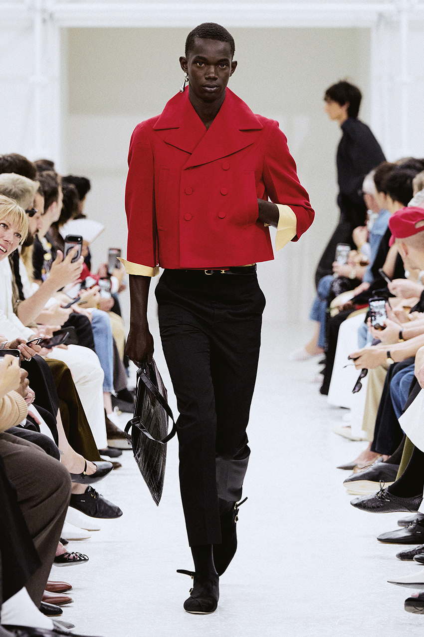 ภาพนายแบบในชุดจากคอลเล็กชัน CELINE MEN’S SPRING/SUMMER 2027 1