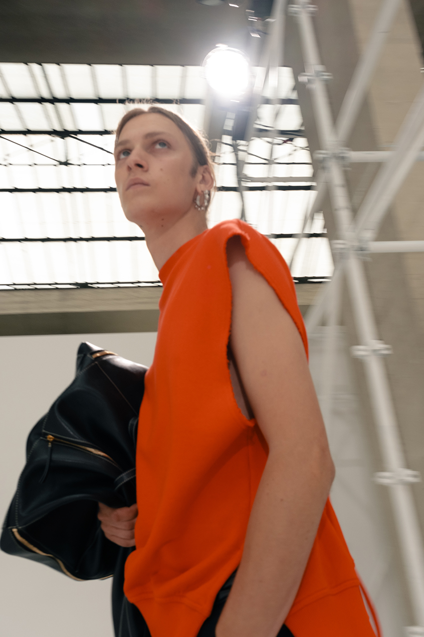 ภาพนายแบบในชุดจากคอลเล็กชัน CELINE MEN’S SPRING/SUMMER 2027 10