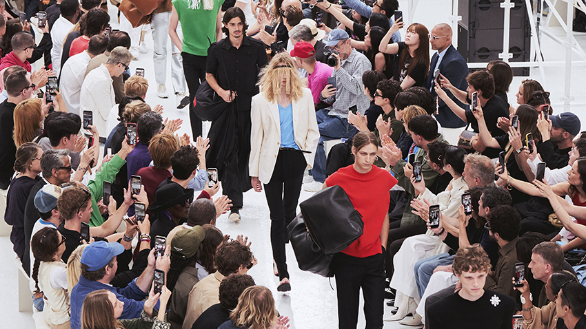 ภาพนายแบบในชุดจากคอลเล็กชัน CELINE MEN’S SPRING/SUMMER 2027 3