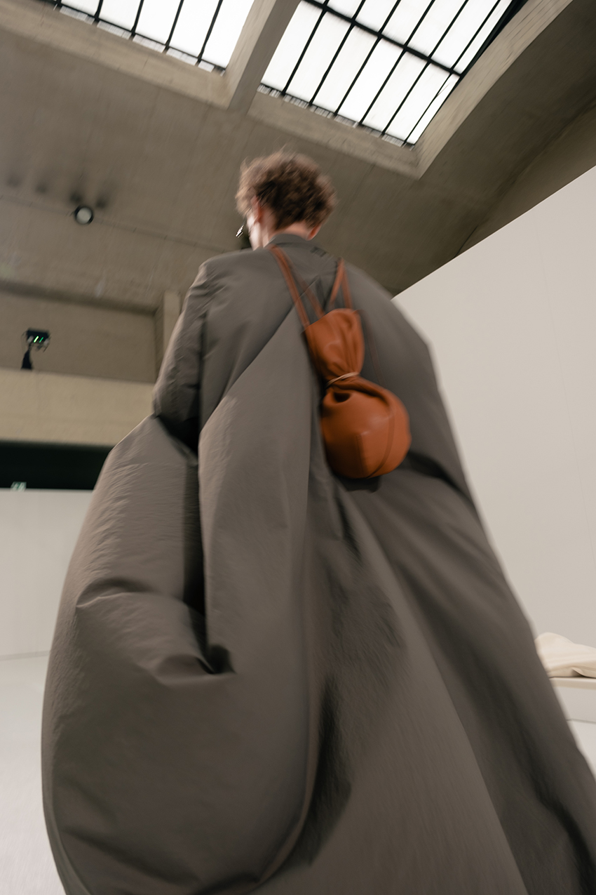 ภาพนายแบบในชุดจากคอลเล็กชัน CELINE MEN’S SPRING/SUMMER 2027 5