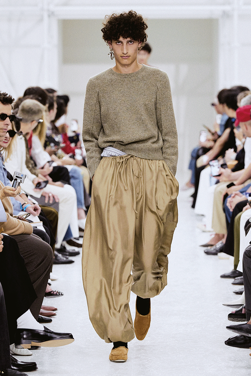 ภาพนายแบบในชุดจากคอลเล็กชัน CELINE MEN’S SPRING/SUMMER 2027 6