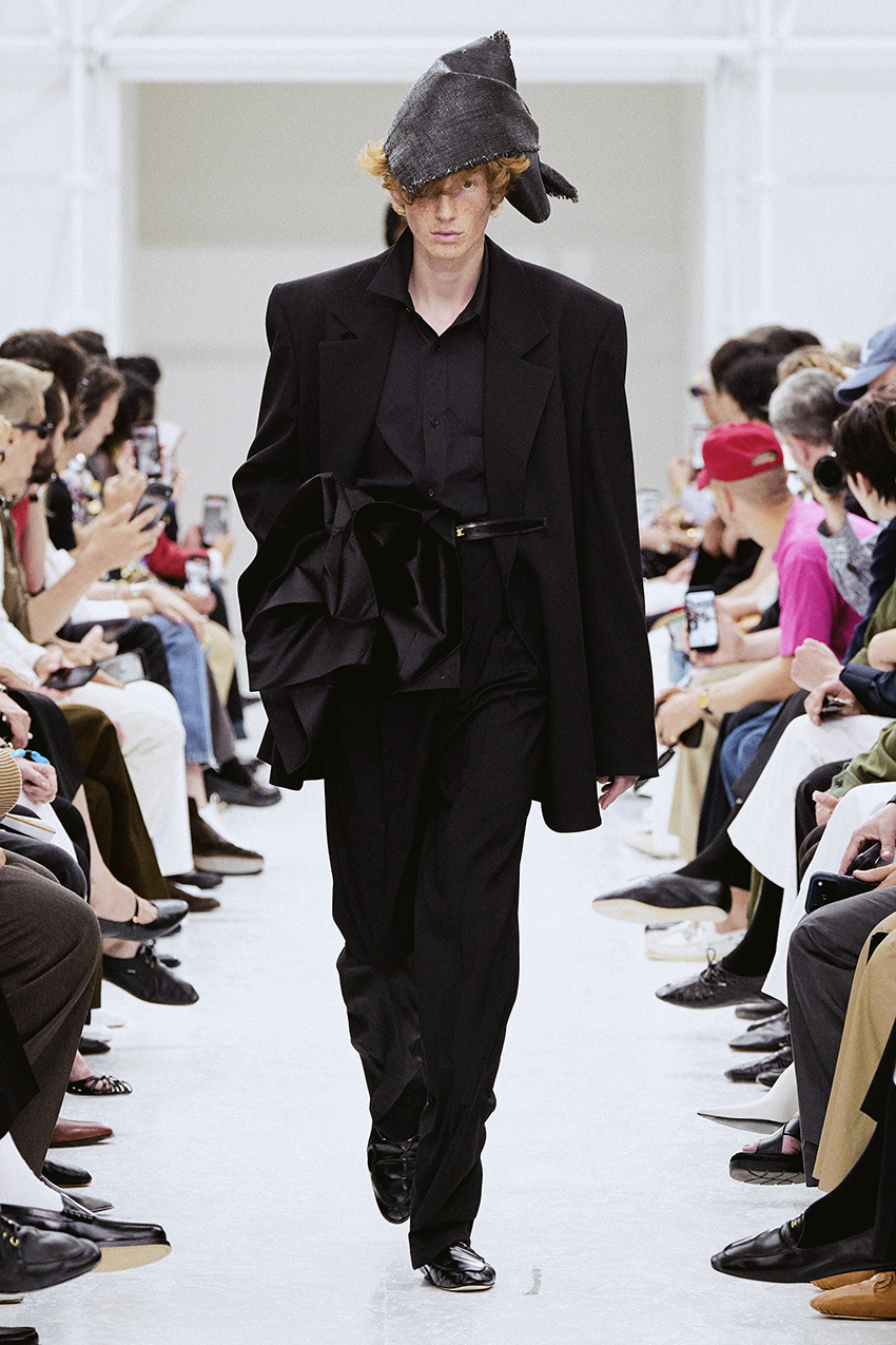 ภาพนายแบบในชุดจากคอลเล็กชัน CELINE MEN’S SPRING/SUMMER 2027 9