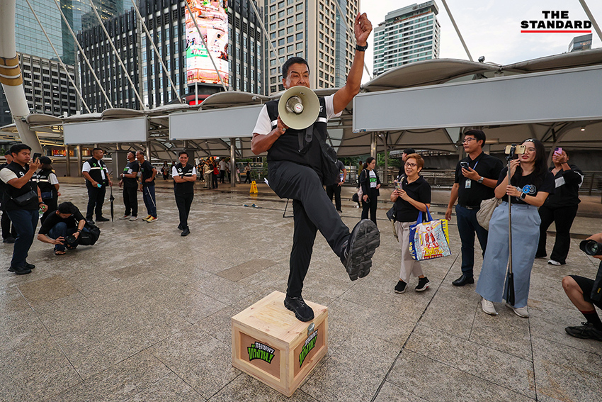 ภาพชัชชาติ สิทธิพันธุ์ ขณะลงพื้นที่หาเสียงในแคมเปญ 'ทริปทัวร์ทั่วกรุง' 1