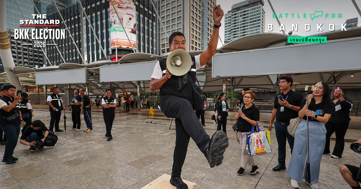 ภาพชัชชาติ สิทธิพันธุ์ ขณะลงพื้นที่หาเสียงในแคมเปญ 'ทริปทัวร์ทั่วกรุง'