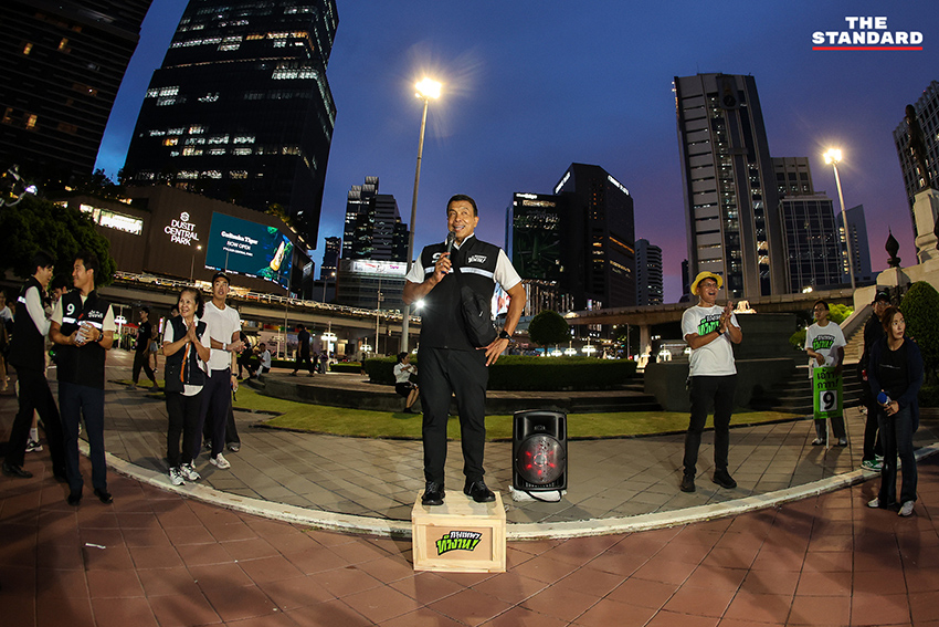 ภาพชัชชาติ สิทธิพันธุ์ ขณะลงพื้นที่หาเสียงในแคมเปญ 'ทริปทัวร์ทั่วกรุง' 13