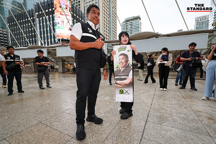ภาพชัชชาติ สิทธิพันธุ์ ขณะลงพื้นที่หาเสียงในแคมเปญ 'ทริปทัวร์ทั่วกรุง' 2