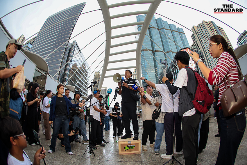 ภาพชัชชาติ สิทธิพันธุ์ ขณะลงพื้นที่หาเสียงในแคมเปญ 'ทริปทัวร์ทั่วกรุง' 3