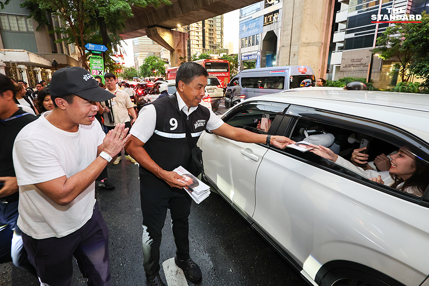 ภาพชัชชาติ สิทธิพันธุ์ ขณะลงพื้นที่หาเสียงในแคมเปญ 'ทริปทัวร์ทั่วกรุง' 5