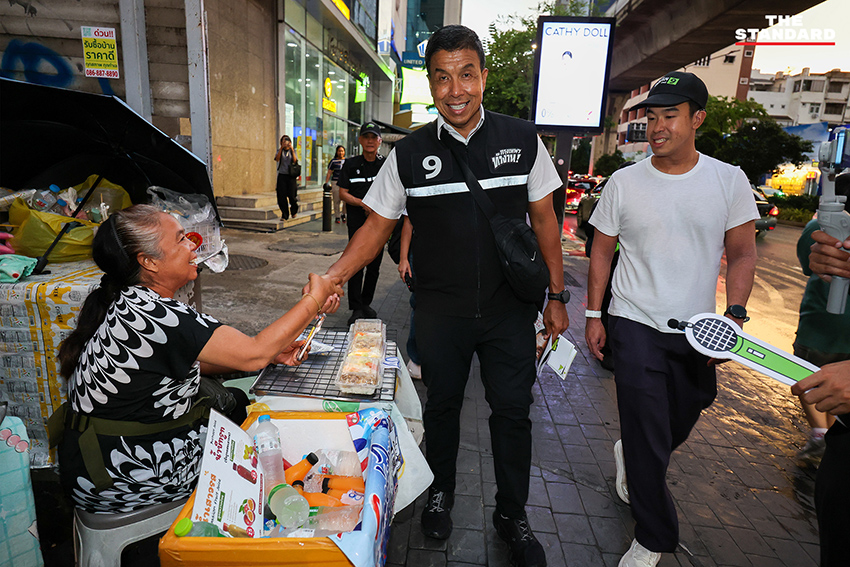 ภาพชัชชาติ สิทธิพันธุ์ ขณะลงพื้นที่หาเสียงในแคมเปญ 'ทริปทัวร์ทั่วกรุง' 7