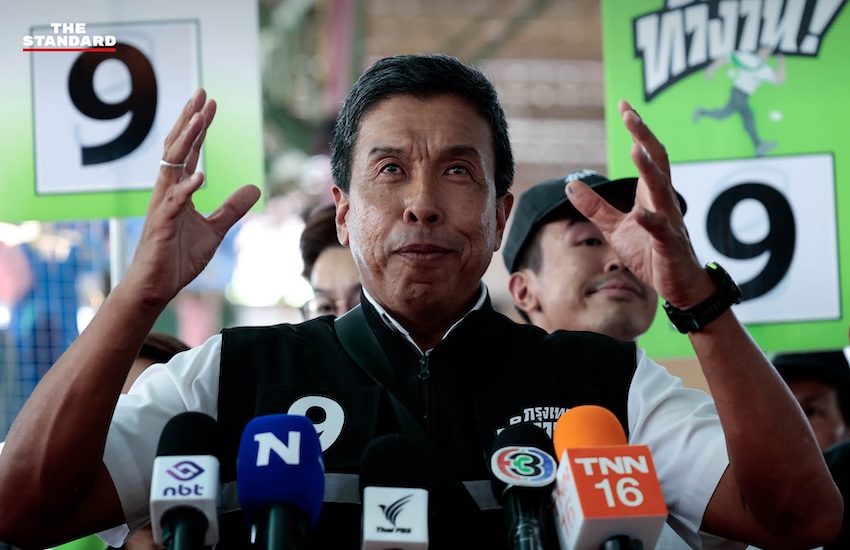 ชัชชาติ สิทธิพันธุ์ หาเสียงเลือกตั้งผู้ว่าฯ กทม. ในช่วงโค้งสุดท้าย พบปะประชาชนพร้อมบุตรชาย 1