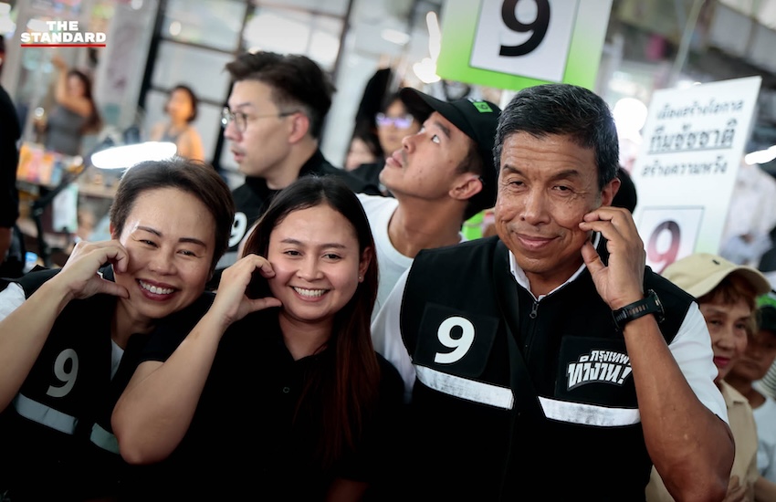 ชัชชาติ สิทธิพันธุ์ หาเสียงเลือกตั้งผู้ว่าฯ กทม. ในช่วงโค้งสุดท้าย พบปะประชาชนพร้อมบุตรชาย 2