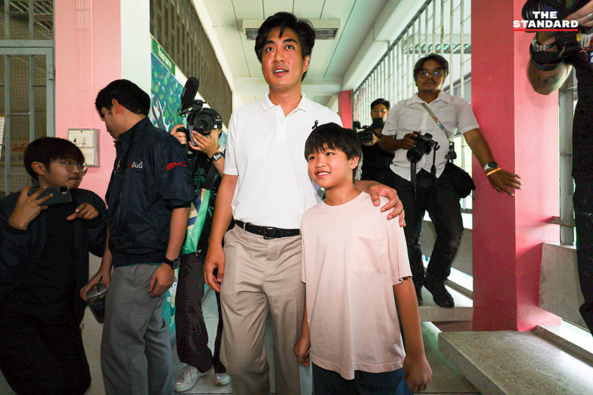 ชัยวัฒน์ สถาวรวิจิตร ผู้สมัครผู้ว่าฯ กทม. พรรคประชาชน กำลังใช้สิทธิ์เลือกตั้งที่หน่วยเลือกตั้ง 3