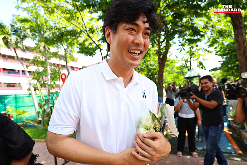 ชัยวัฒน์ สถาวรวิจิตร ผู้สมัครผู้ว่าฯ กทม. พรรคประชาชน กำลังใช้สิทธิ์เลือกตั้งที่หน่วยเลือกตั้ง 4