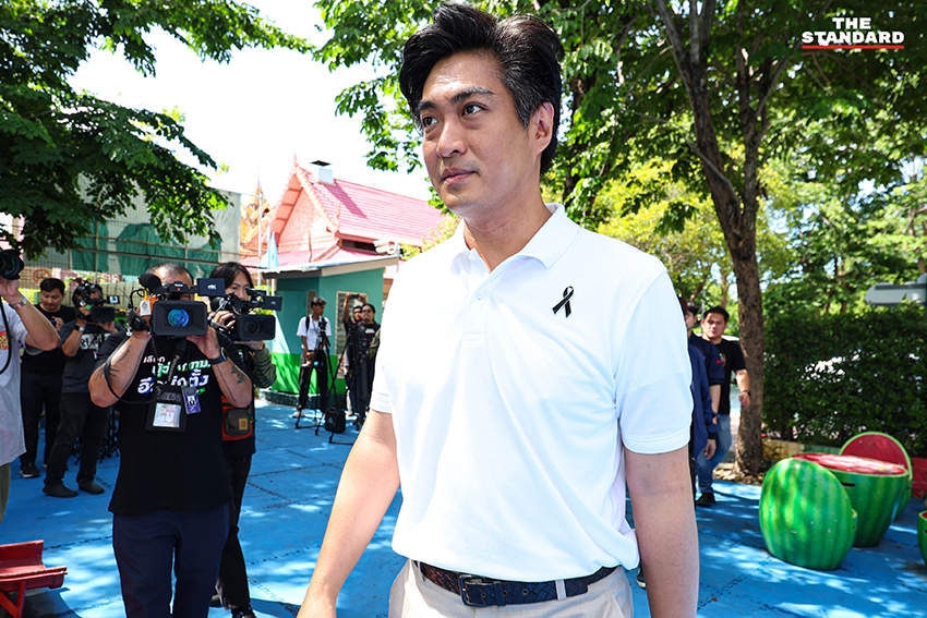 ชัยวัฒน์ สถาวรวิจิตร ผู้สมัครผู้ว่าฯ กทม. พรรคประชาชน กำลังใช้สิทธิ์เลือกตั้งที่หน่วยเลือกตั้ง 6