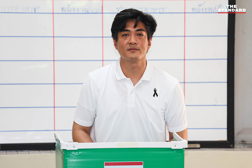 ชัยวัฒน์ สถาวรวิจิตร ผู้สมัครผู้ว่าฯ กทม. พรรคประชาชน กำลังใช้สิทธิ์เลือกตั้งที่หน่วยเลือกตั้ง 7