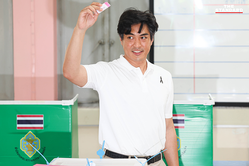 ชัยวัฒน์ สถาวรวิจิตร ผู้สมัครผู้ว่าฯ กทม. พรรคประชาชน กำลังใช้สิทธิ์เลือกตั้งที่หน่วยเลือกตั้ง 8
