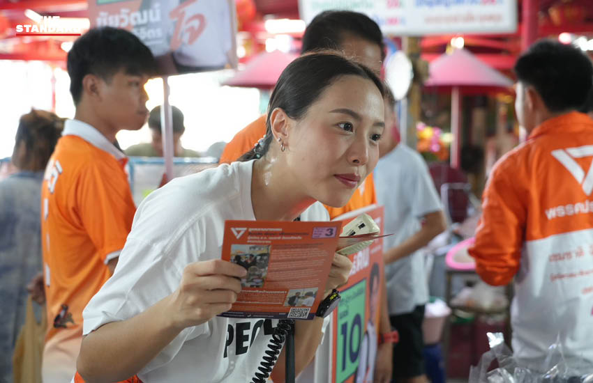 โจ ชัยวัฒน์ ผู้สมัครผู้ว่าฯ กทม. พรรคประชาชน หาเสียงในตลาดเช้า 3