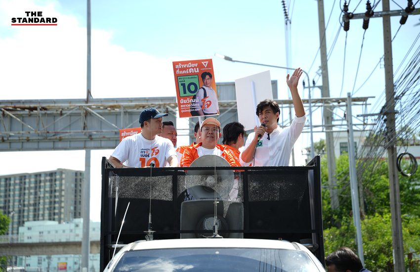 ชัยวัฒน์ สถาวรวิจิตร ผู้สมัครผู้ว่าฯ กทม. พรรคประชาชน บนรถแห่หาเสียง 1