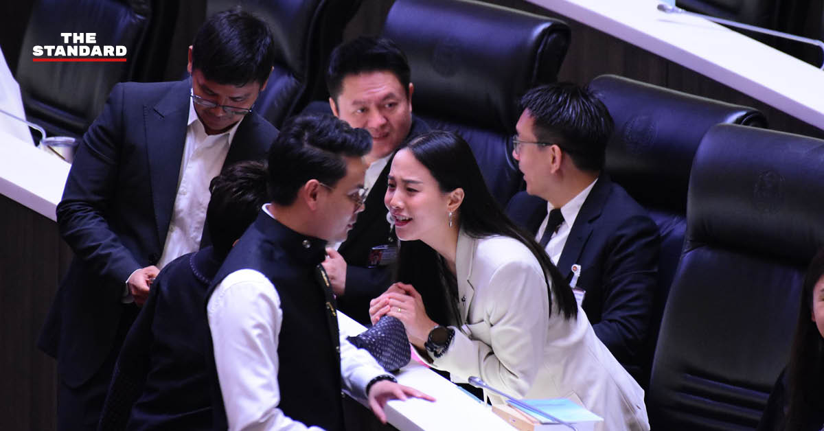 ภาพไชยชนก ชิดชอบ และรักชนก ศรีนอก กำลังพูดคุยกันในห้องประชุมรัฐสภา