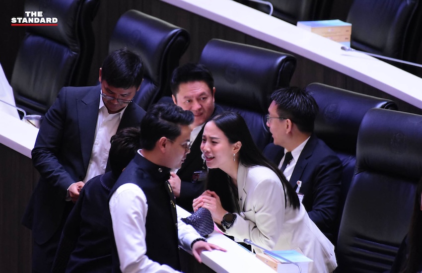 ภาพไชยชนก ชิดชอบ และรักชนก ศรีนอก กำลังพูดคุยกันในห้องประชุมรัฐสภา 1