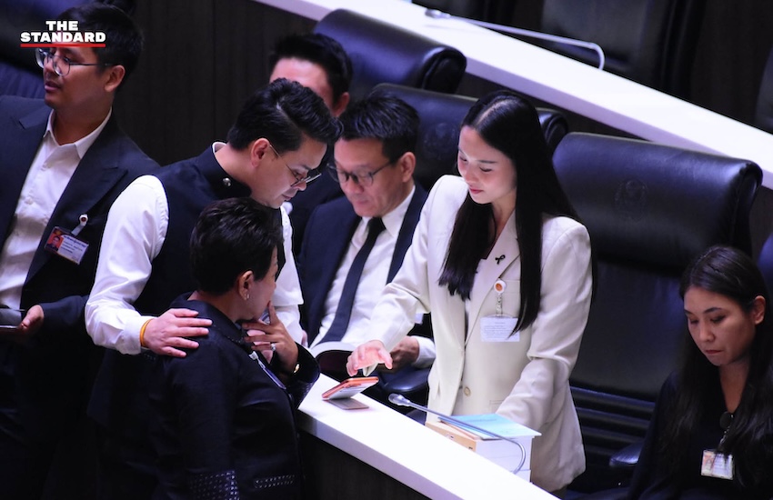 ภาพไชยชนก ชิดชอบ และรักชนก ศรีนอก กำลังพูดคุยกันในห้องประชุมรัฐสภา 2