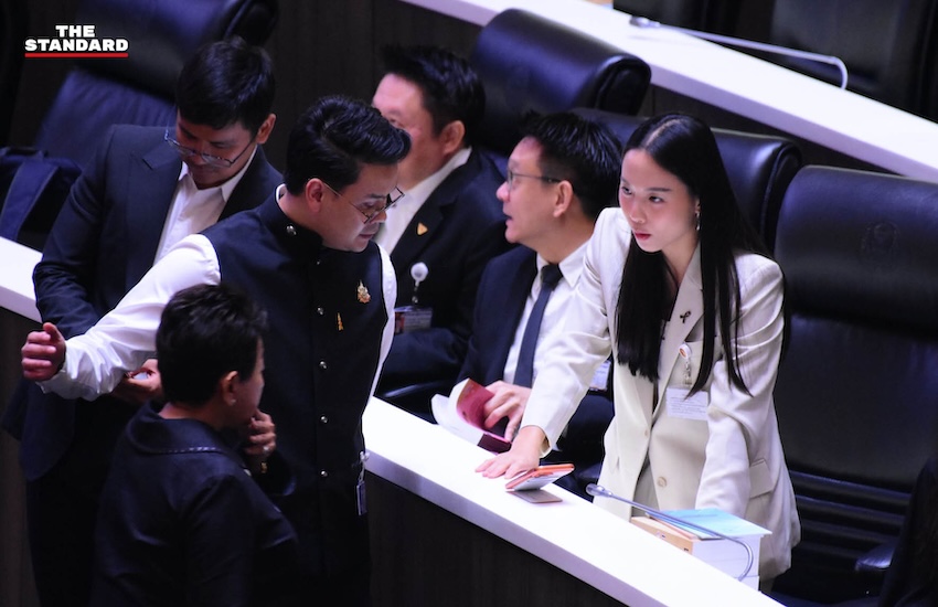 ภาพไชยชนก ชิดชอบ และรักชนก ศรีนอก กำลังพูดคุยกันในห้องประชุมรัฐสภา 3