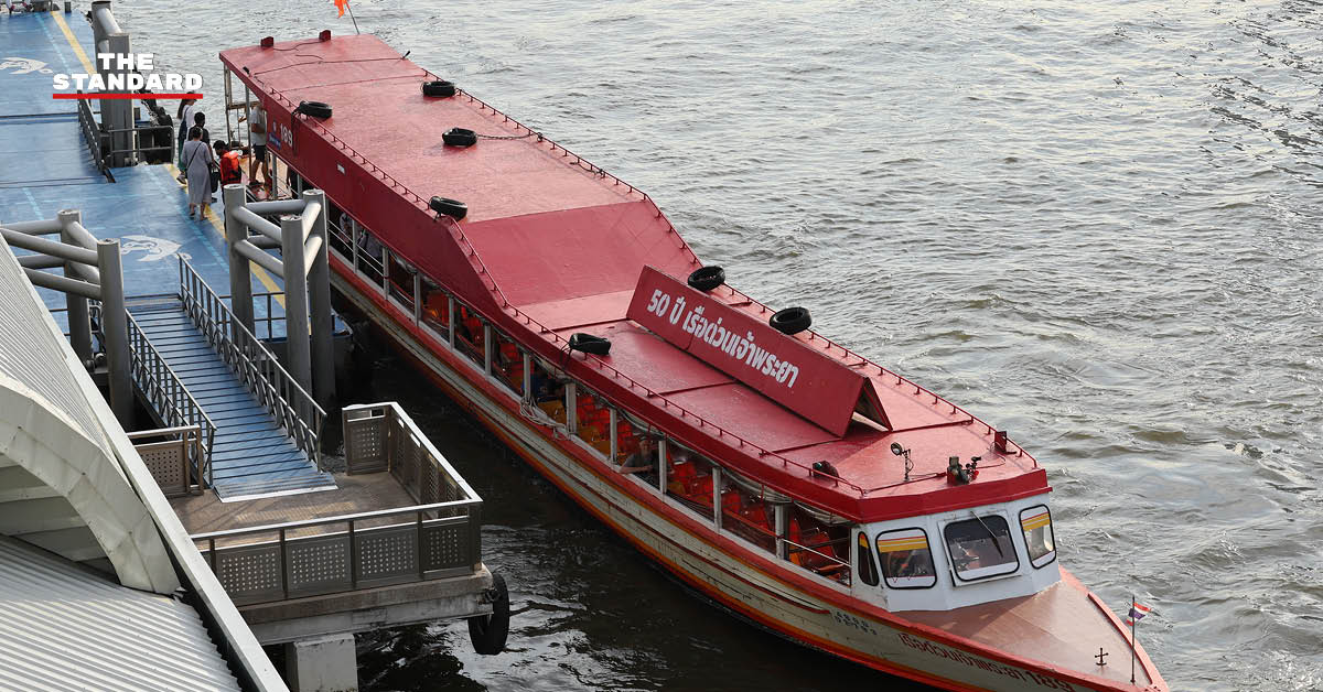 เรือด่วนเจ้าพระยากำลังแล่นอยู่บนแม่น้ำเจ้าพระยา