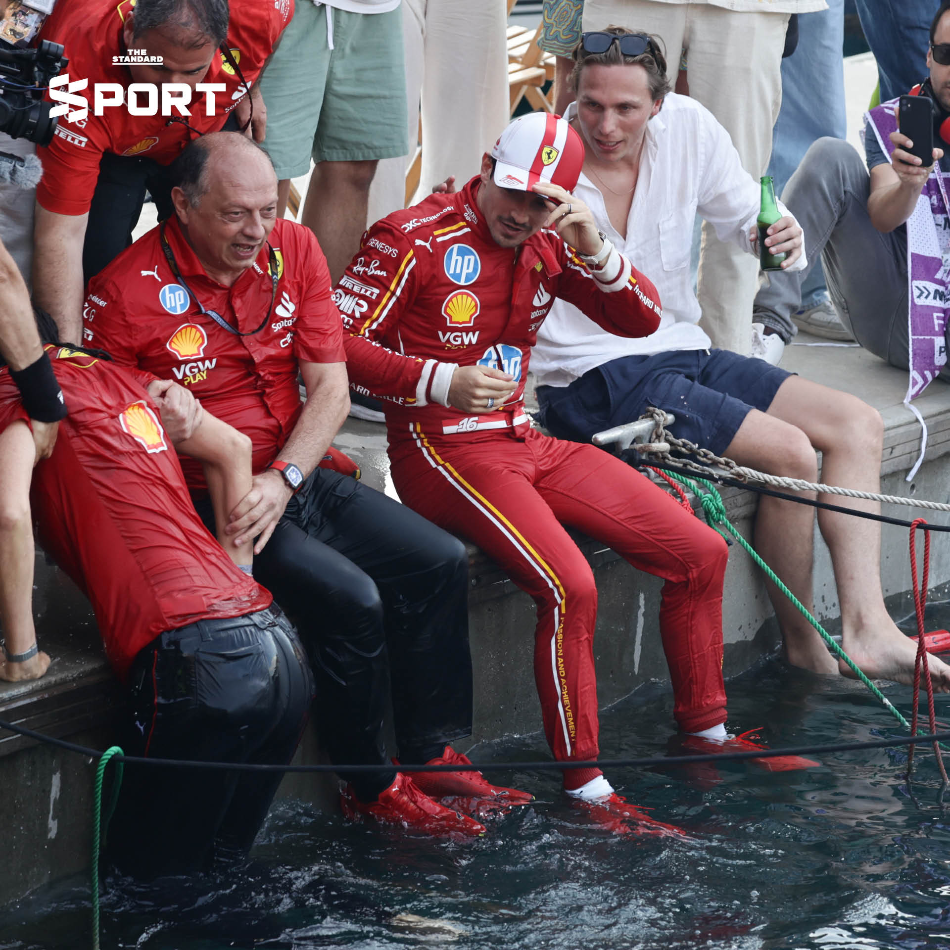ชาร์ลส์ เลอแคลร์ นักแข่ง F1 กระโดดลงน้ำฉลองชัยชนะที่ Monaco Grand Prix 3