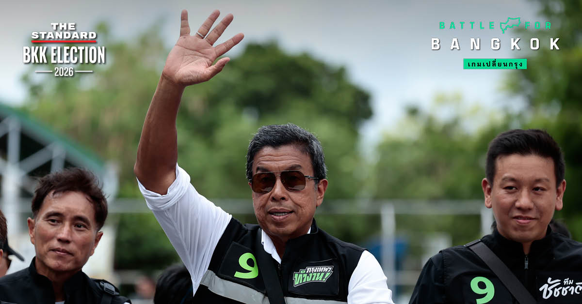 ชัชชาติ สิทธิพันธุ์ กำลังให้สัมภาษณ์สื่อมวลชน