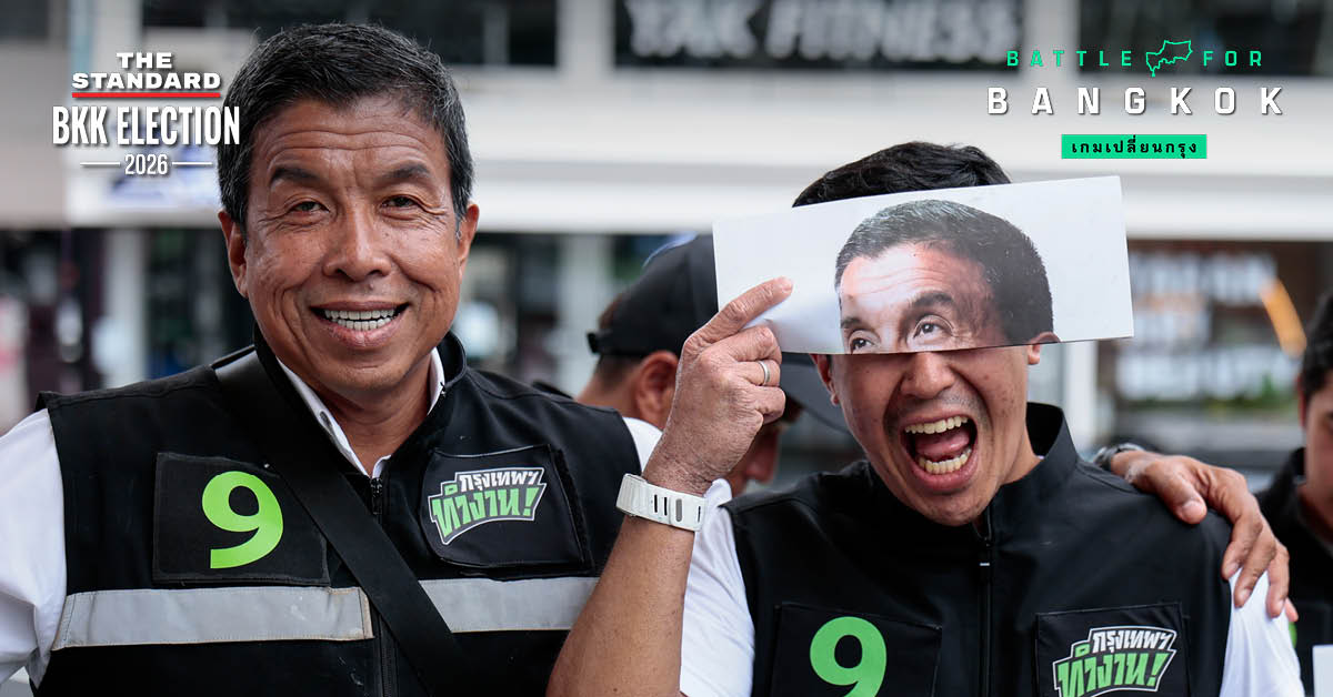 ชัชชาติ สิทธิพันธุ์ และ แสนปิติ สิทธิพันธุ์ บนรถแห่หาเสียงเลือกตั้งผู้ว่าฯ กทม.